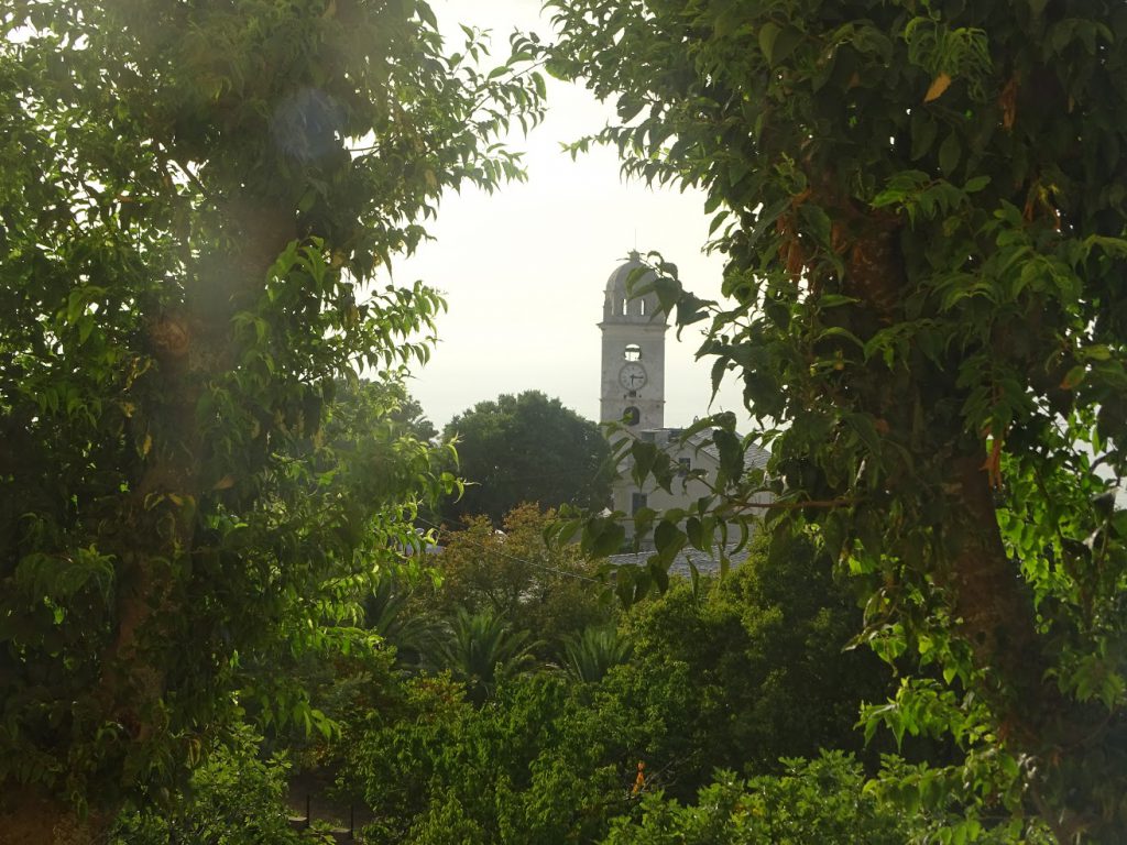 Vue sur le clocher d'une des fenêtres du couvent Saint-François