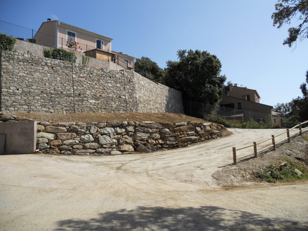 Réfection du mur à proximité du local des Forestiers Sapeurs (2011)