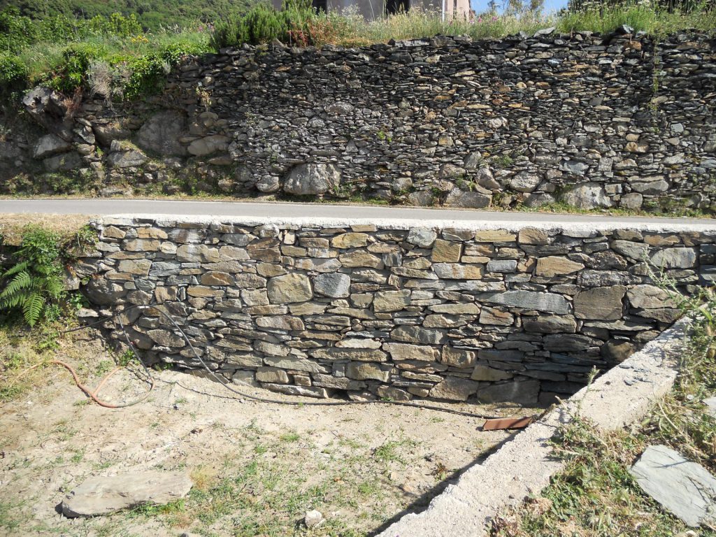 Réfection d'un mur (Solaru, 2009)