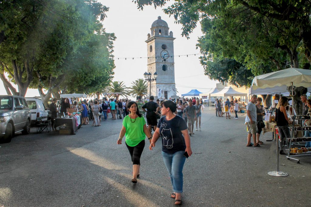 La place du clocher avec les différents stands, Nathalie Chiaramonti et Sandrina Gassmann au premier plan