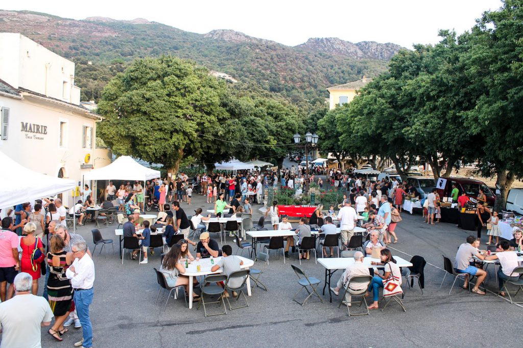 Vue sur la place, des escaliers du clocher